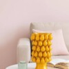 jarron de ceramica amarillo con peras