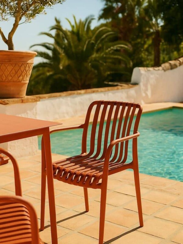 silla exterior terracota con brazos